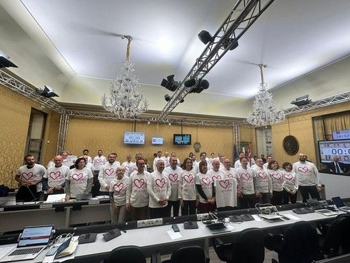 Life is Pink, il consiglio regionale si veste di rosa per promuovere la raccolta fondi contro i tumori.