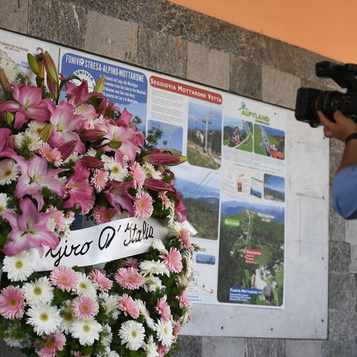 Una corona di rose deposta dagli organizzatori del Giro d'Italia alla partenza della Funivia