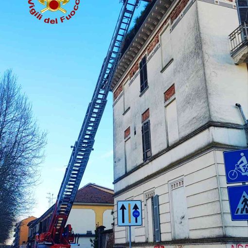 Crollo di calcinacci a Vercelli: Vigili del Fuoco in azione, nessun ferito