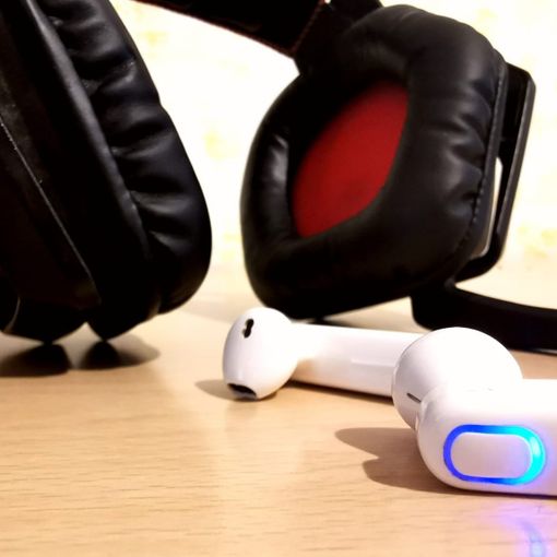 Auricolari: qual è la differenza tra bluetooth e wireless?