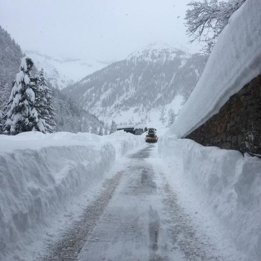 Un metro di neve in Val Sermenza e Carcoforo isolato: beni distribuiti e soccorsa anche una donna