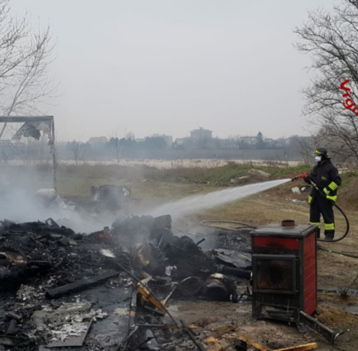 Argine della Sesia: incendio distrugge due roulotte