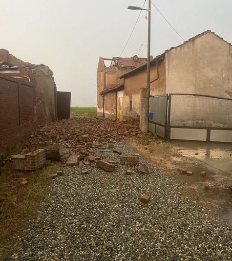 Tromba d'aria a Ronsecco, grandine a Borgosesia, danni a Borgo d'Ale, Cigliano, Crescentino, Costanzana, Livorno