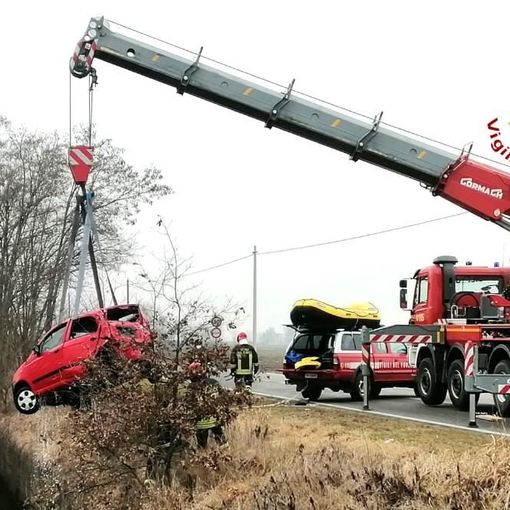 Inabissata nelle acque, l'utilitaria è stata notata solo nella mattina di martedì