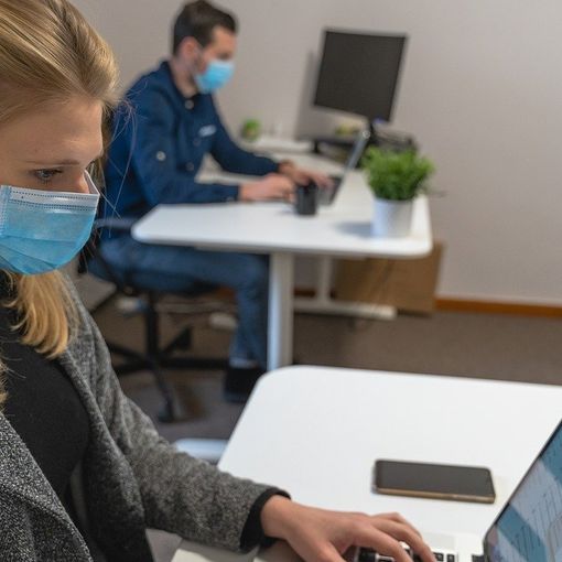 Un anno di pandemia, difficoltà e aspettative tra le imprese terziarie