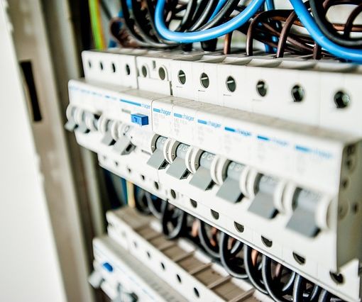 Aggirano il contatore elettrico: denunciati