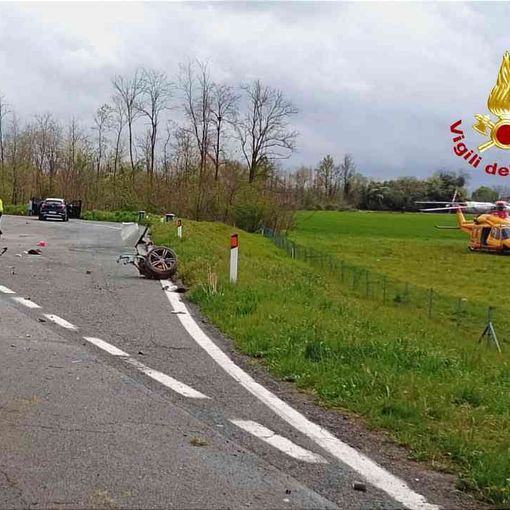 Ferrari in fiamme dopo incidente sulla Ivrea-Santhià: due morti carbonizzati