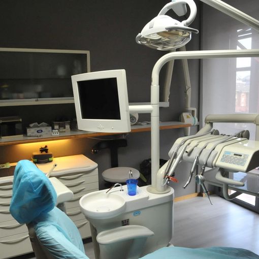 Fm Dental Biella, come riconoscere la Parodontite e come curarla, foto studio Fighera
