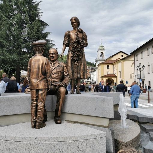 Borgosesia: l'entusiasmo per la nuova fontana in piazza Mazzini non si spegne