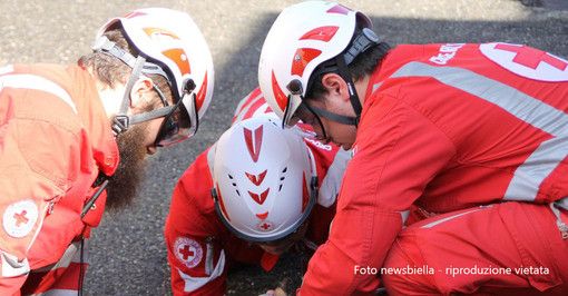 Torna dal lavoro e trova ferito a terra l'artigiano impegnato nei lavori della sua casa.