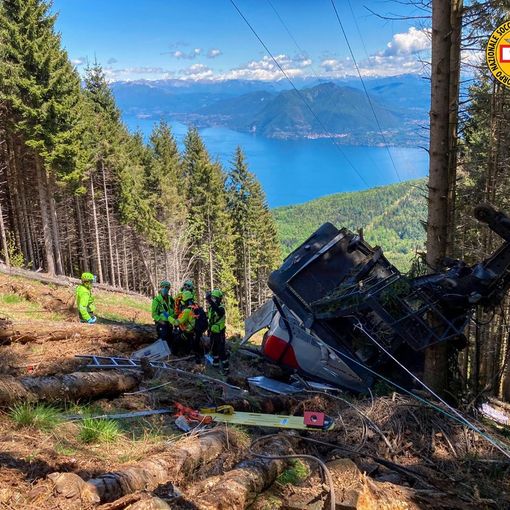 Dramma sul Mottarone: precipita una cabina della funivia, nove morti