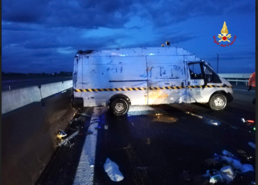 Incidente in autostrada: si ribalta un furgone