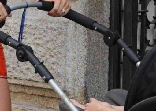 Vercelli: si avvicina alla mamma e tenta di portarle via la neonata di 5 mesi nel passeggino