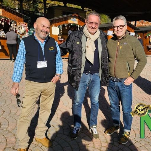 Sordevolo, Beppe Gandolfo con le telecamere di Studio Aperto Mag al Mercatino degli Angeli (servizio di Mauro Benedetti e Nicola Rasolo per newsbiella.it)