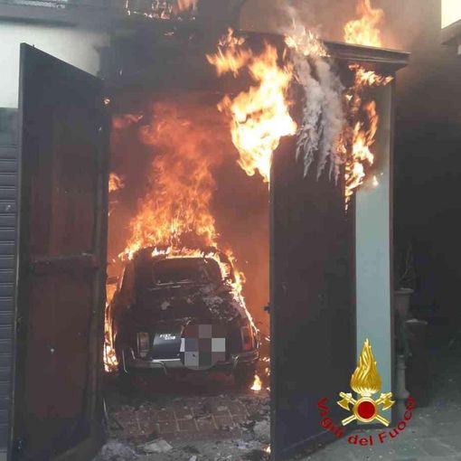 Borgosesia, garage e auto in fiamme: in azione i Vigili del Fuoco