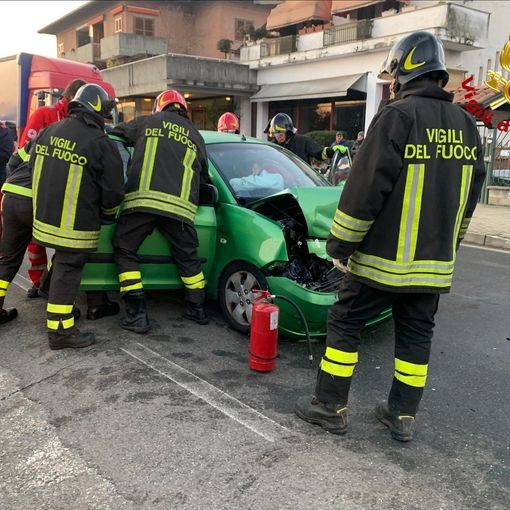 Gattinara, frontale tra due auto: entrambi i conducenti trasportati in ospedale