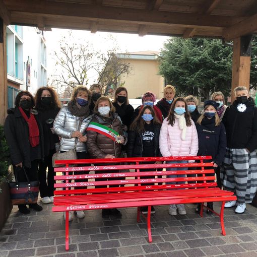 Panchina rossa a Gattinara - Foto Laudicina per valsesianotizie.it