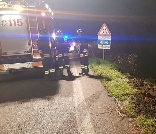 Incidente nella notte a Crevacuore, un'auto finisce contro un muretto (foto di repertorio)