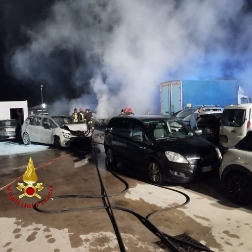Incidente e conseguente incendio di diverse auto nella notte a Bianzè FOTO