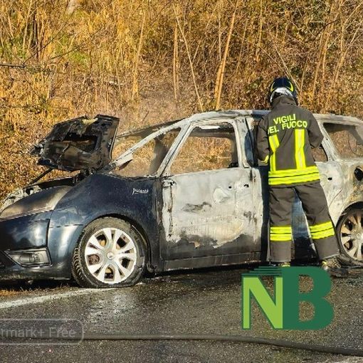 Auto a fuoco a Valdilana, i turisti francesi perdono tutti i bagagli