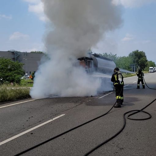 Incendio autoarticolato sulla SS703