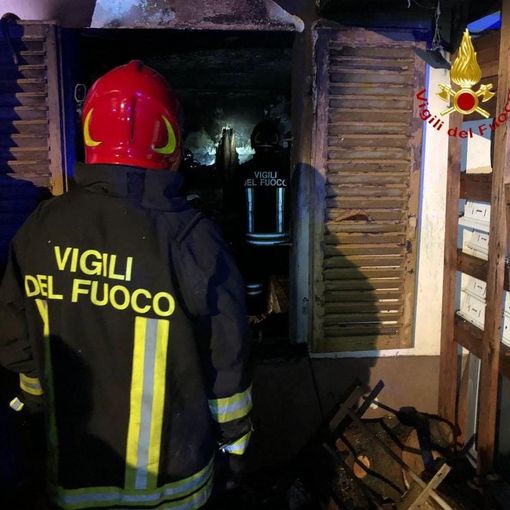 Incendio a Crescentino. Soccorso il proprietario intossicato dal fumo FOTO
