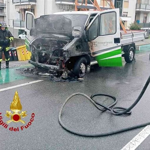Incendio Furgone a Varallo Sesia. Illeso il conducente