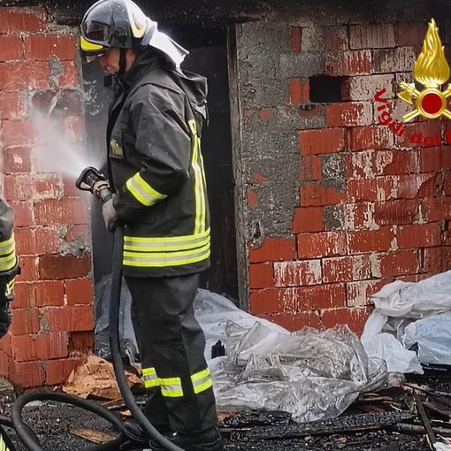 Incendio legnaia a Quarona
