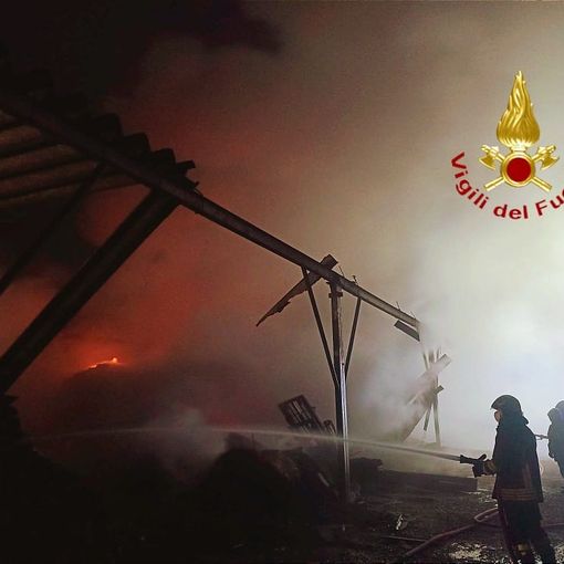 Incendio legnaia a Lenta, ore di lavoro per i Vigili del Fuoco