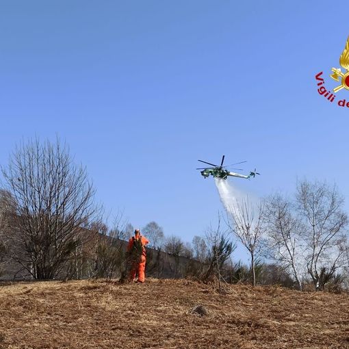 Incendio a Nebbiuno, Vigili del fuoco e AIB sul posto per domare le fiamme