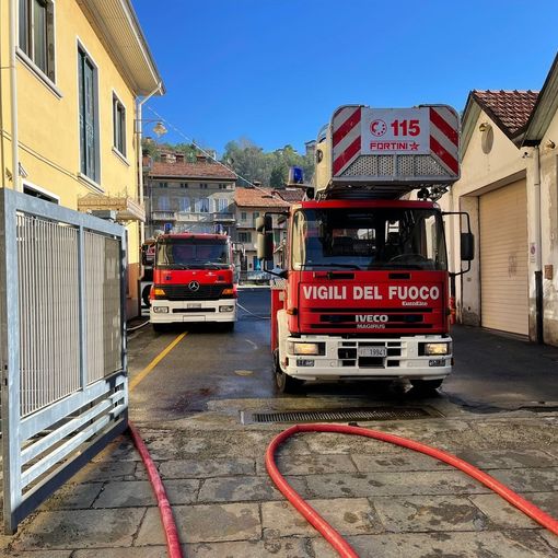Macchinario a fuoco e incendio si propaga su tetto di azienda, Vigili del Fuoco in azione a Pray
