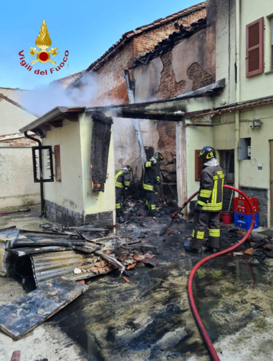 Incendio in un garage: Vigili del Fuoco in azione