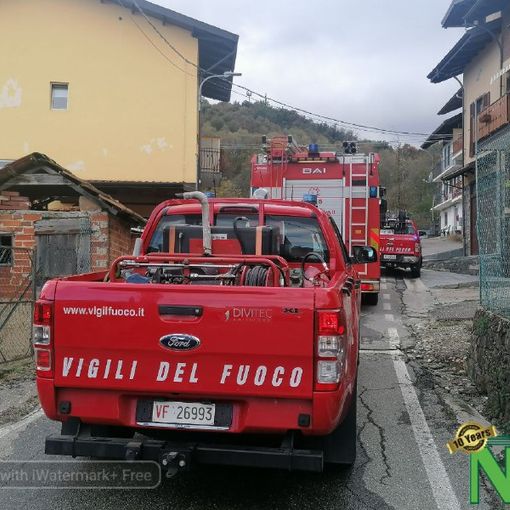 A fuoco tetto e camino di una casa, scatta l'allarme a Valdilana  (foto di Nicola Rasolo)