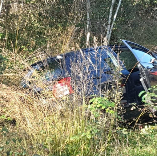 Sbanda con l’auto e si ribalta nel fosso