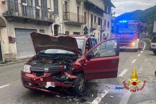 Scontro tra due auto, quattro persone coinvolte