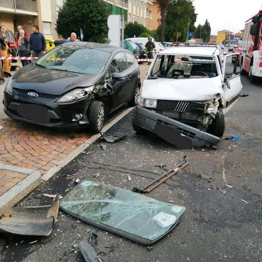 Borgosesia: Auto centra in pieno un mezzo parcheggiato e si ribalta