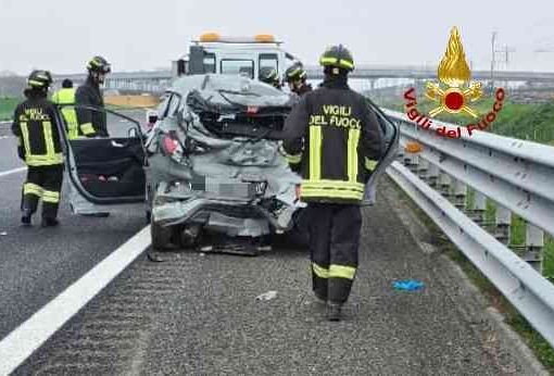 Schianto auto contro camion sulla A4 a Villarboit: un ferito grave