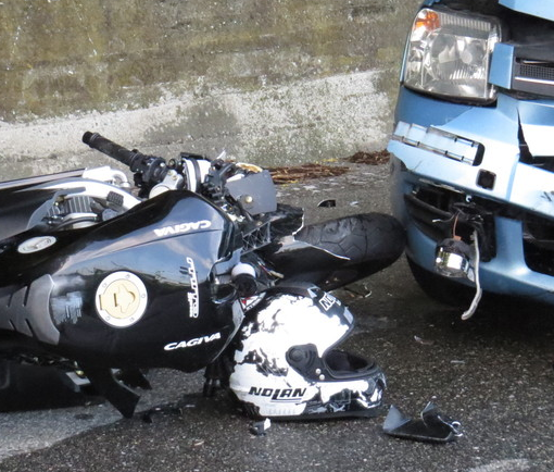 Finisce fuori strada con la moto, giovane centauro in ospedale
