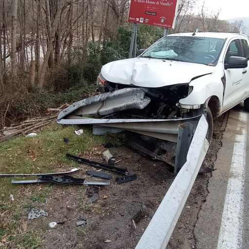 Borgosesia: Autocarro perde il controllo ed esce di strada
