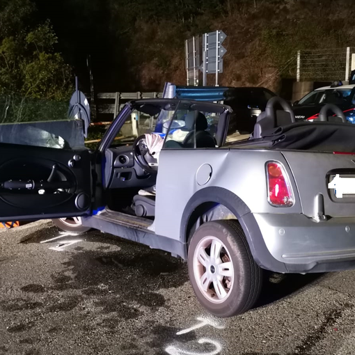 Auto contro guardrail, notte da brividi per 4 giovani: 3 finiscono in ospedale