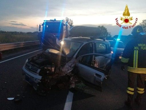 Scontro tra auto e furgone, un ferito