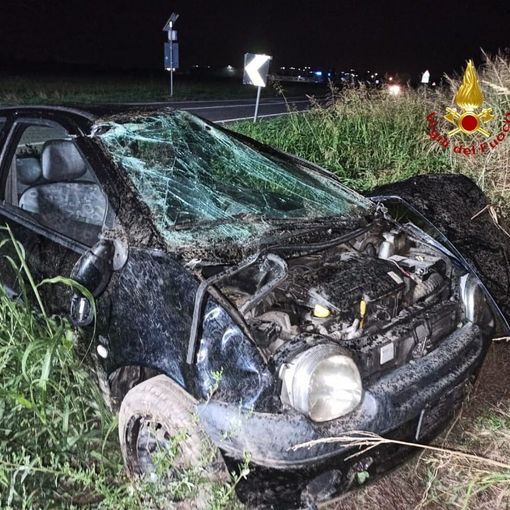 Auto si ribalta nella notte sulla SP31