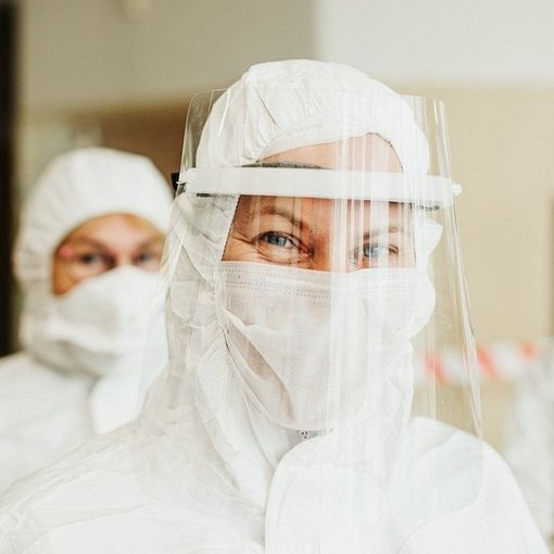 &quot;La nostra professione svalutata, pochi la vogliono intraprendere&quot;, infermieri scendono in piazza