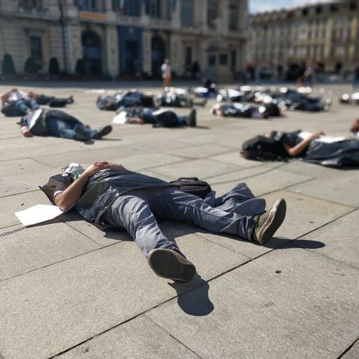 Infermieri si incatenano davanti al palazzo della Regione a Torino: “Gli eroi sono stati dimenticati” FOTO VIDEO