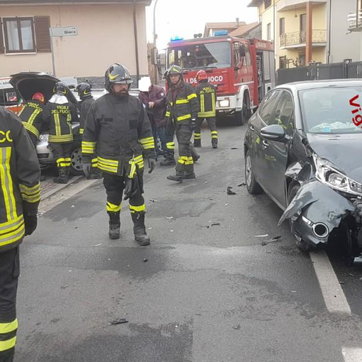 Schianto tra due auto, ferite lievi per due persone