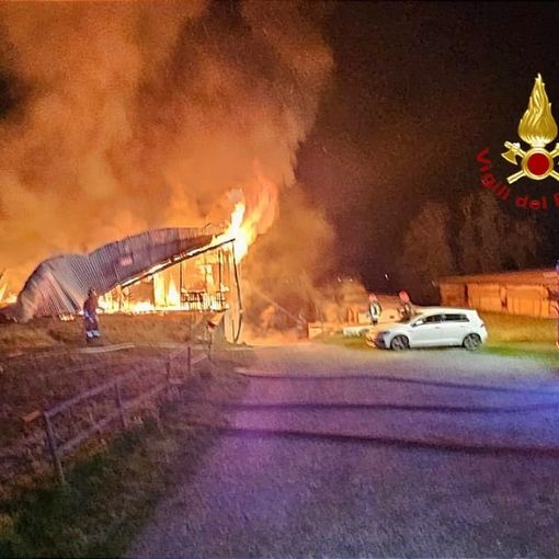 A fuoco una cascina a Lenta, sul posto anche le squadre di Romagnano Sesia