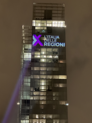 L'Italia delle Regioni, il logo proiettato sul grattacielo della Regione e sulla Mole.