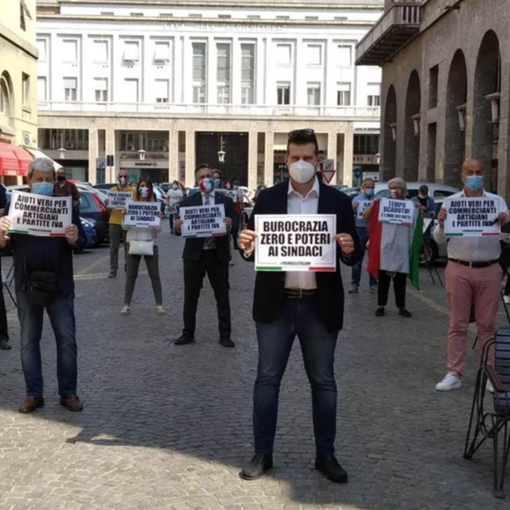 &quot;Burocrazia zero e potere ai sindaci&quot;: flash mob contro il Governo