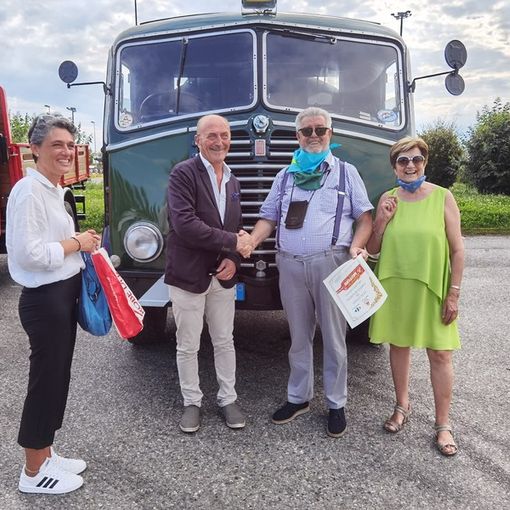 A Burolo 400 persone applaudono la collezione mezzi storici Marazzato