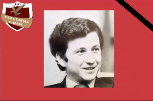 La foto listata a lutto di un giovane Gallo (dal sito del Borgosesia calcio)